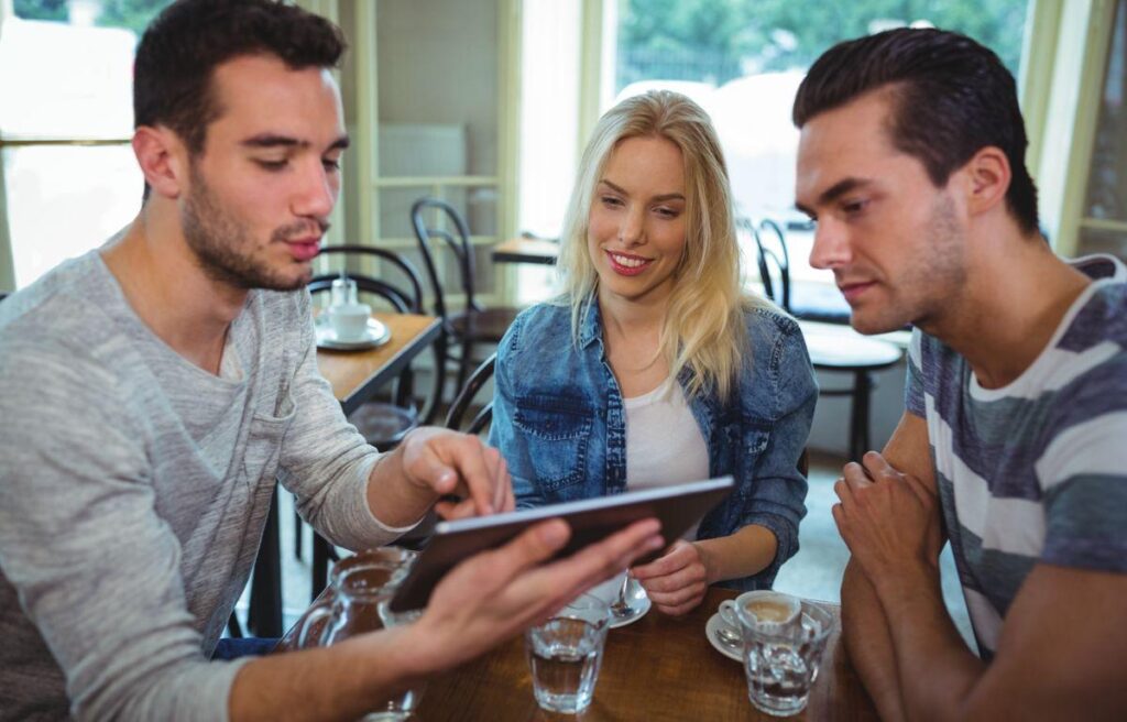 Communicating Value Through Non-Textual Cues in Global Apps With Localization